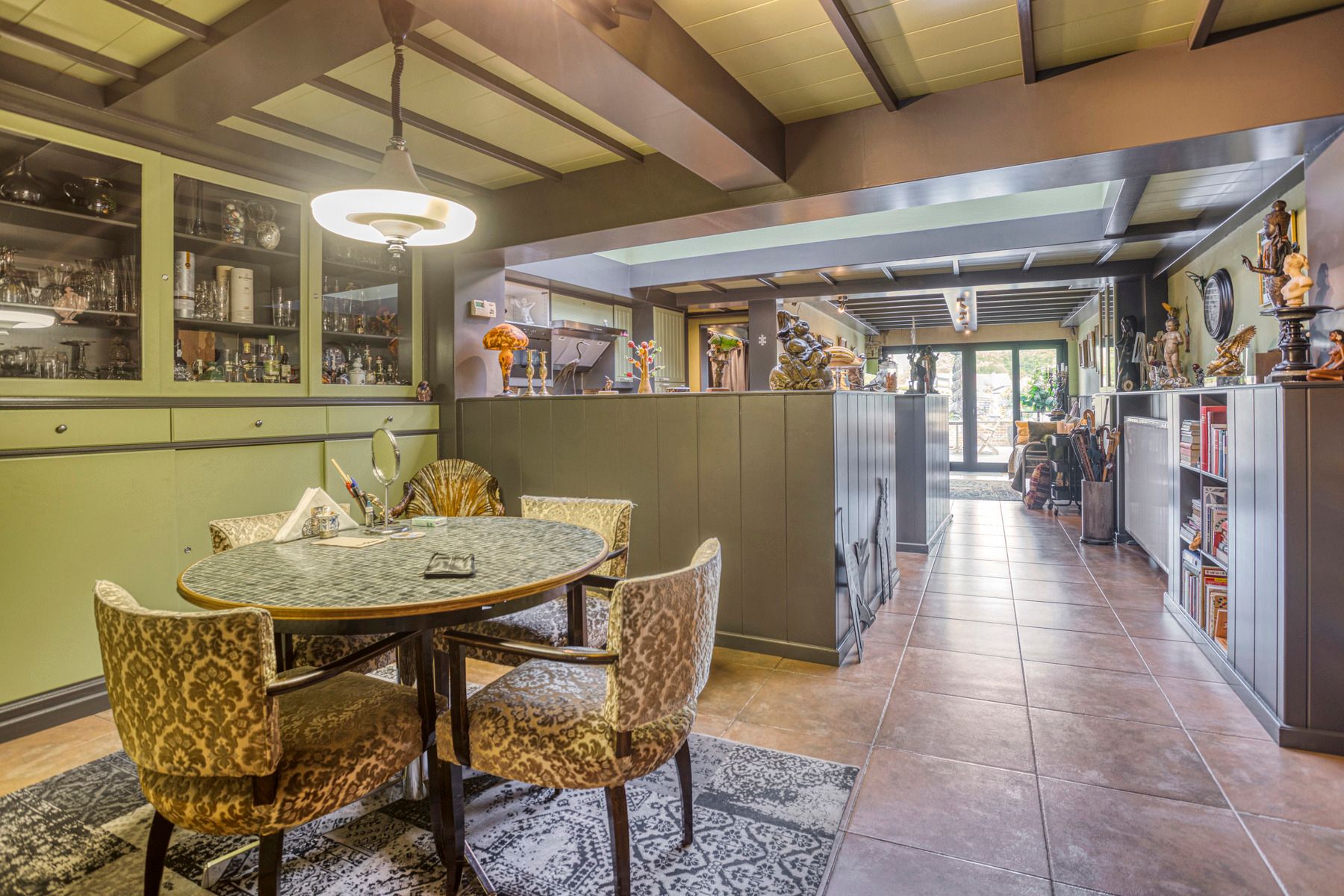 Charmante woning met ruime tuin, zwembad en garage. foto 4