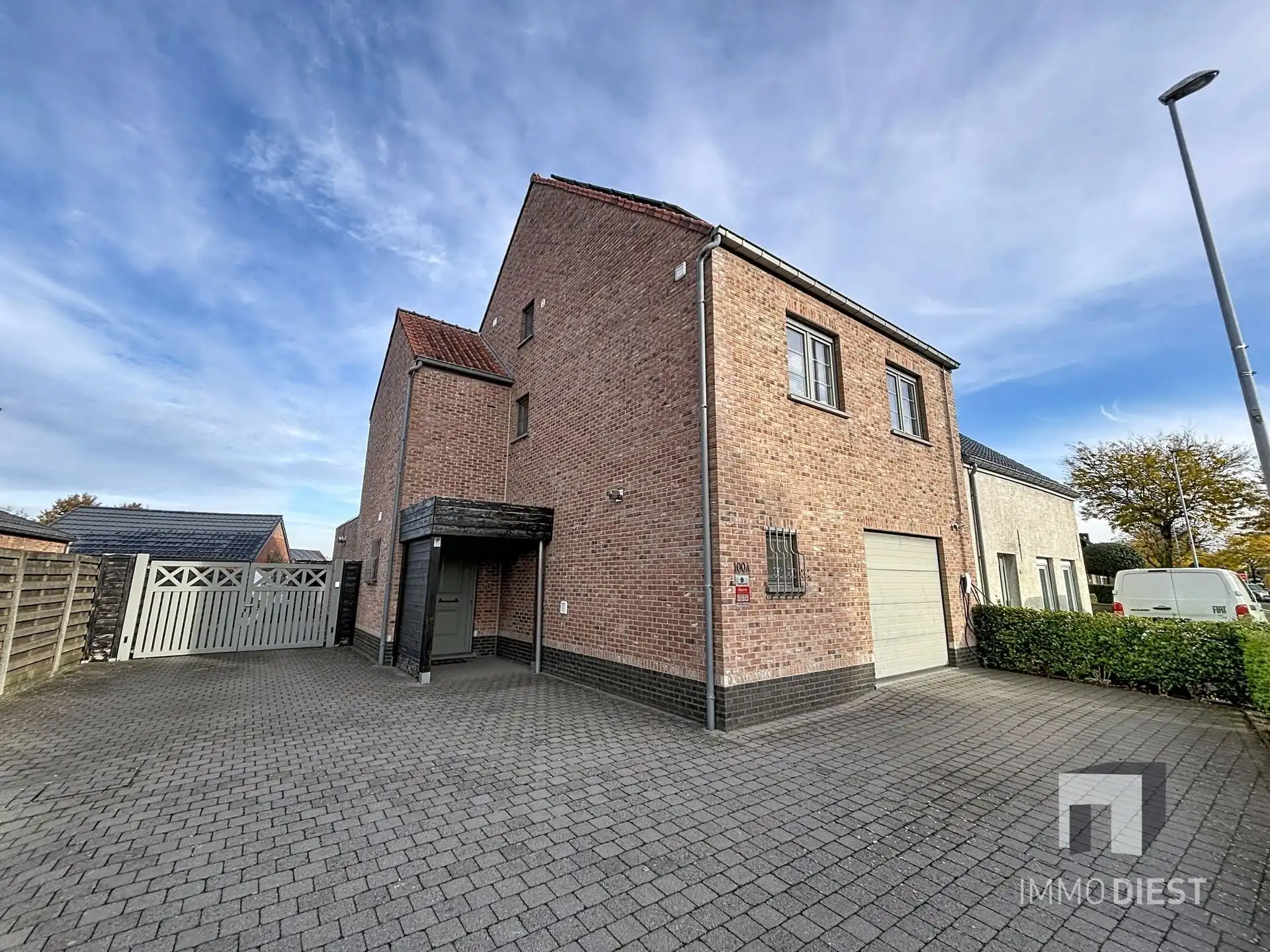 Trendy - volledig gerenoveerde woning met 3 slaapk en 2 badkamers foto 35