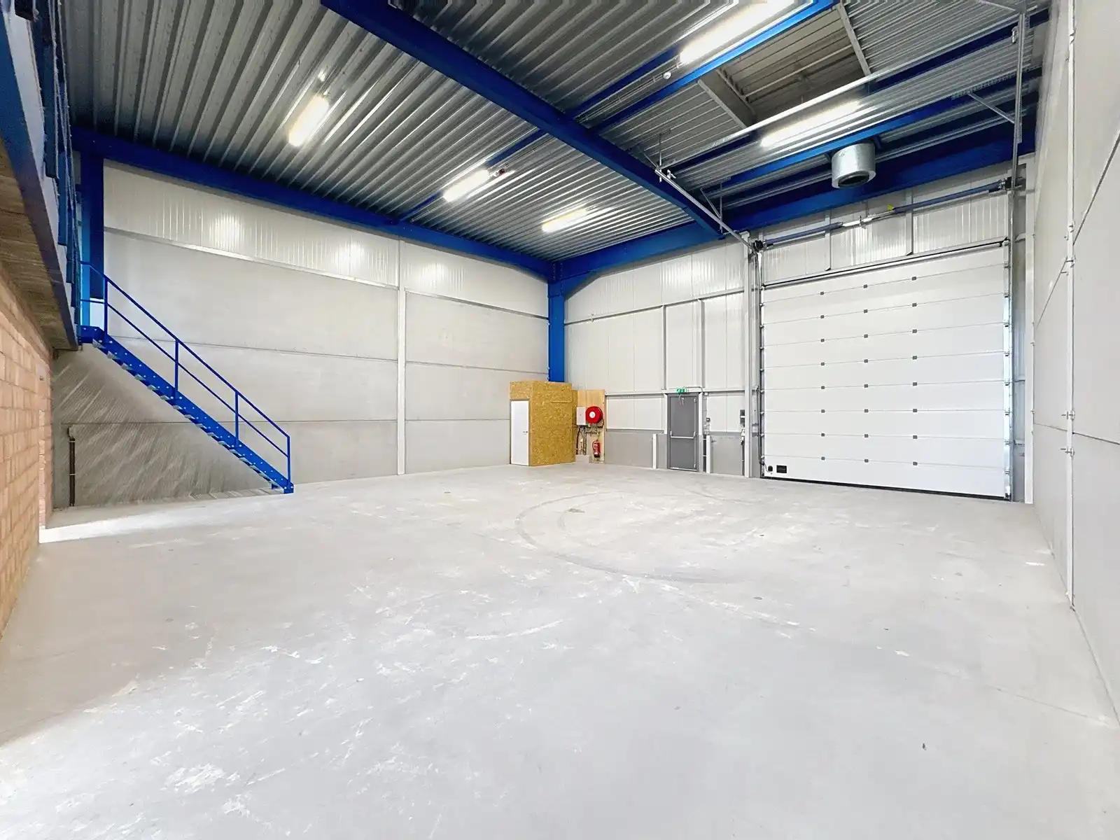 NB KMO-UNIT (231m²) met mezzanine (83m²) op verdieping, elektrische sectionaalpoort en sanitair blok te huur op industriezone "Herdersbrug" te 8000 Brugge foto 3