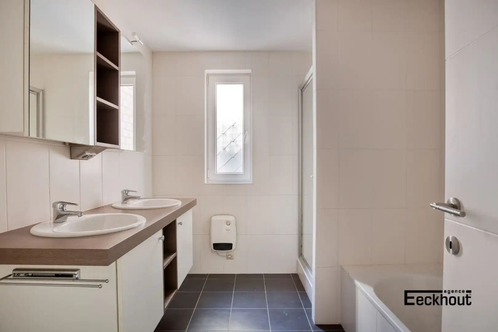 Ruim (100 m²) & instapklaar appartement (bouwjaar 2009) in het centrum van Oostende! foto 10