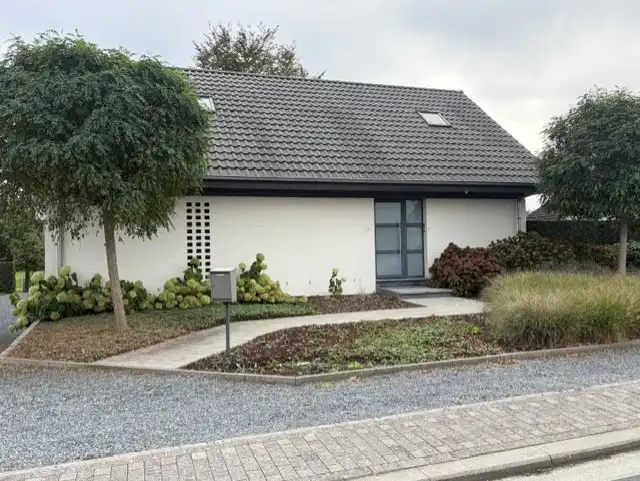 Eengezinswoning met 2 slaapkamers, garage, terras en tuin foto {{pictureIndex}}