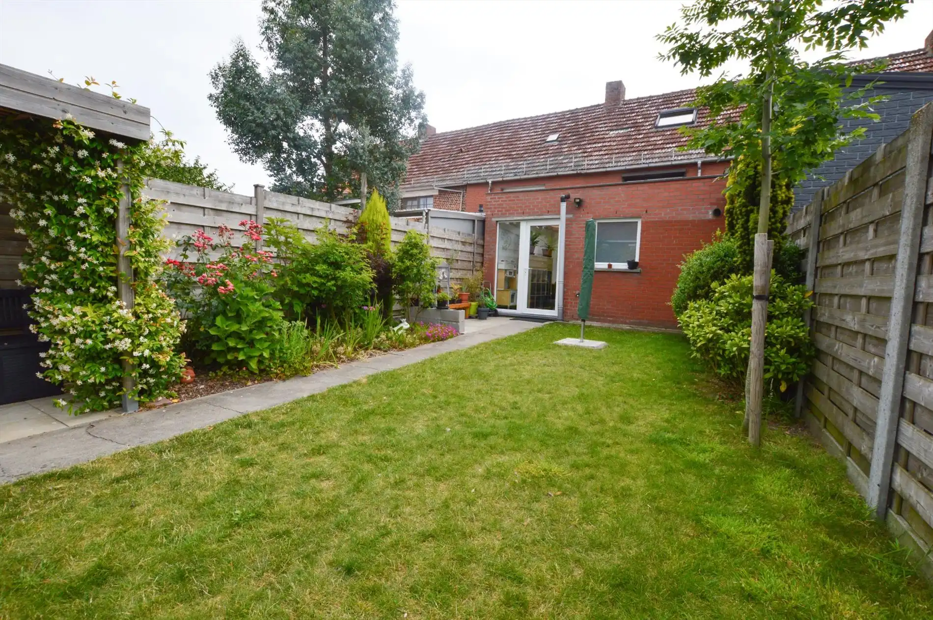 Charmante rijwoning nabij het centrum van Lichtervelde met 4 slaapkamers en tuin. foto 10
