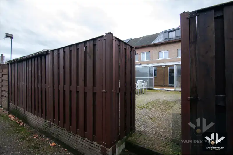 DEGELIJKE GEZINSWONING  MET GARAGE  IN DE SINT-CATHARINAWIJK foto 17