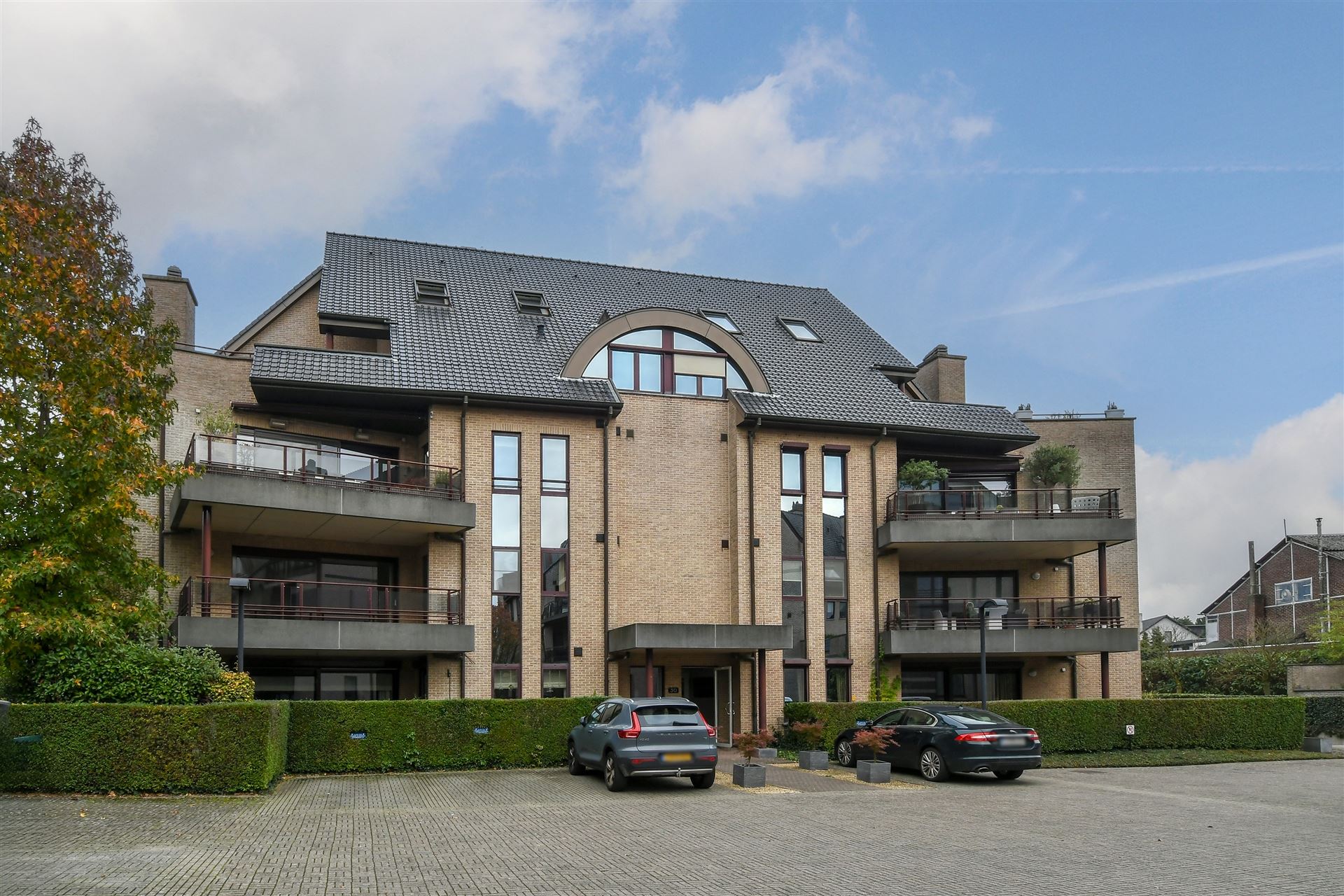 Luxueus en instapklaar appartement met 3 terrassen en ondergrondse garagebox in residentie “Leemhoek III” te Maaseik. foto {{pictureIndex}}