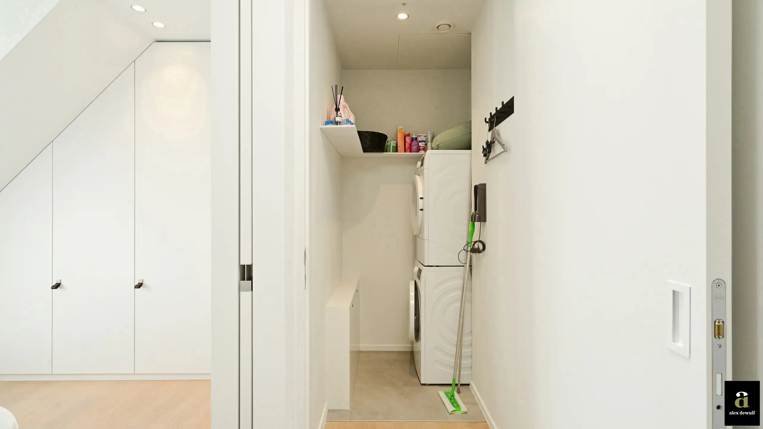 Licht en modern duplexappartement, gelegen vlakbij Zeedijk en Rubensplein. foto 29