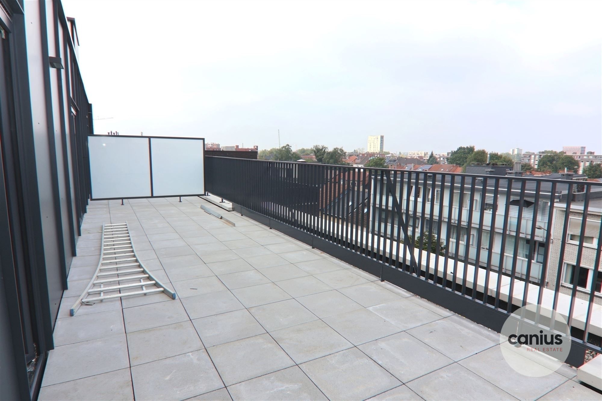 GESCHILDERDE PENTHOUSE IN HARTJE HASSELT MET 2 SLKS + 2 TERRASSEN & PARKING foto 10