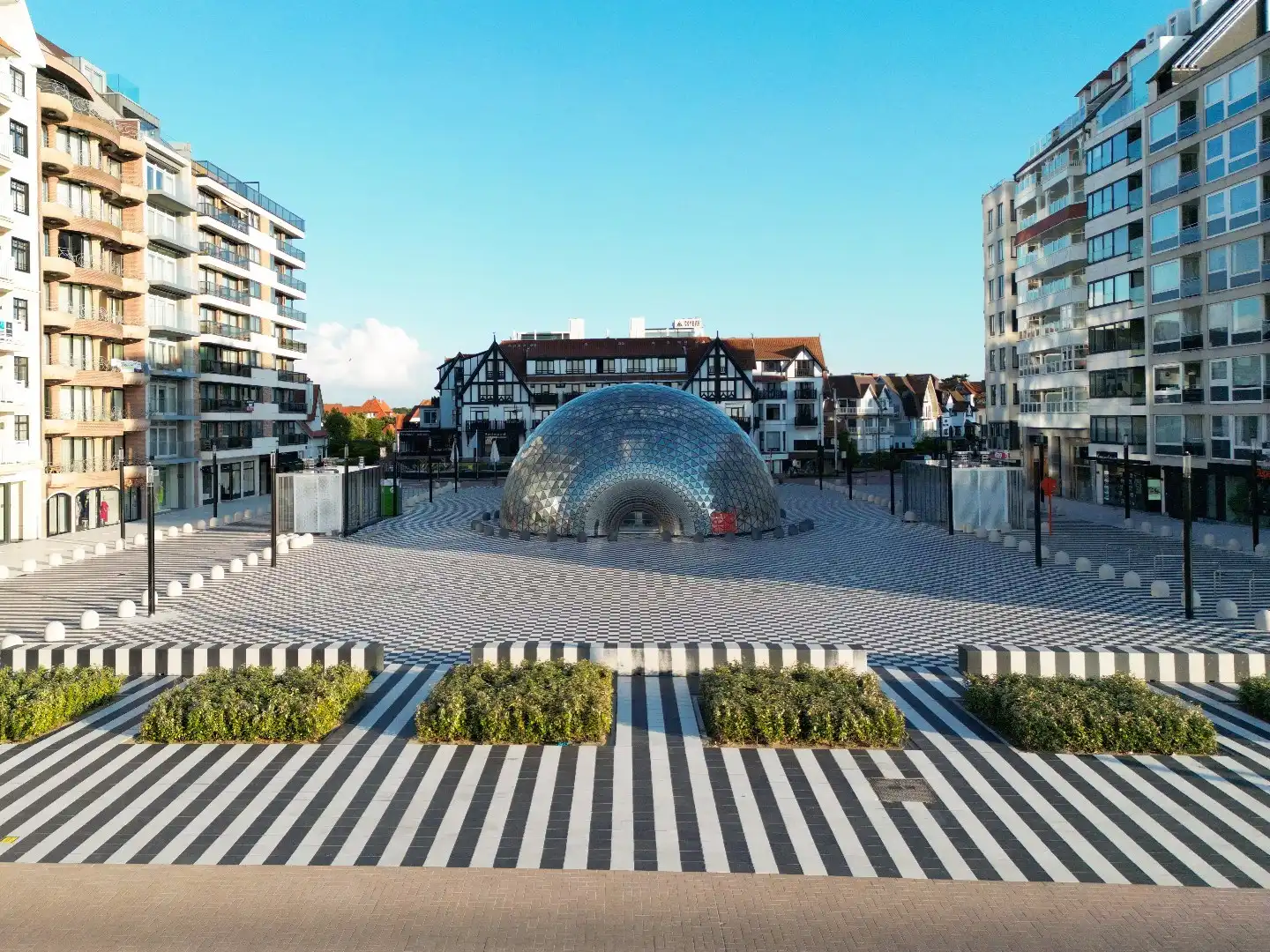 Matuvu - zeer ruime garagebox onder het Albertplein! foto {{pictureIndex}}