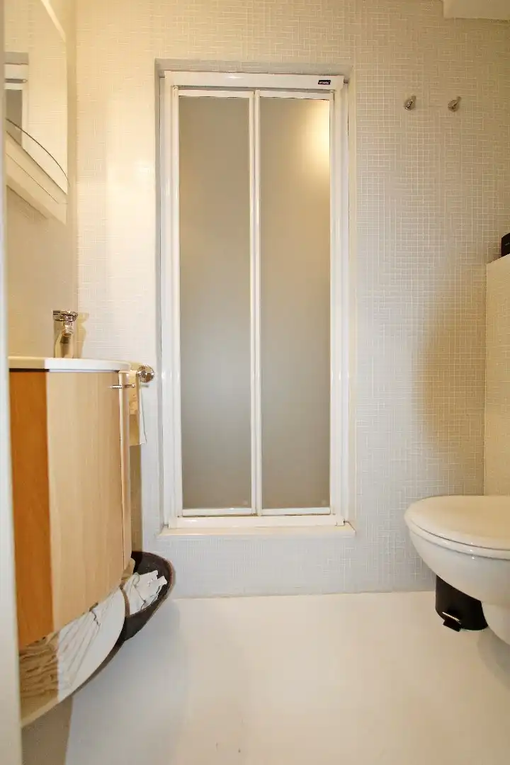 Ingericht en gemeubeld handelspand in een zijstraat van de Dumortierlaan te huur  foto 12