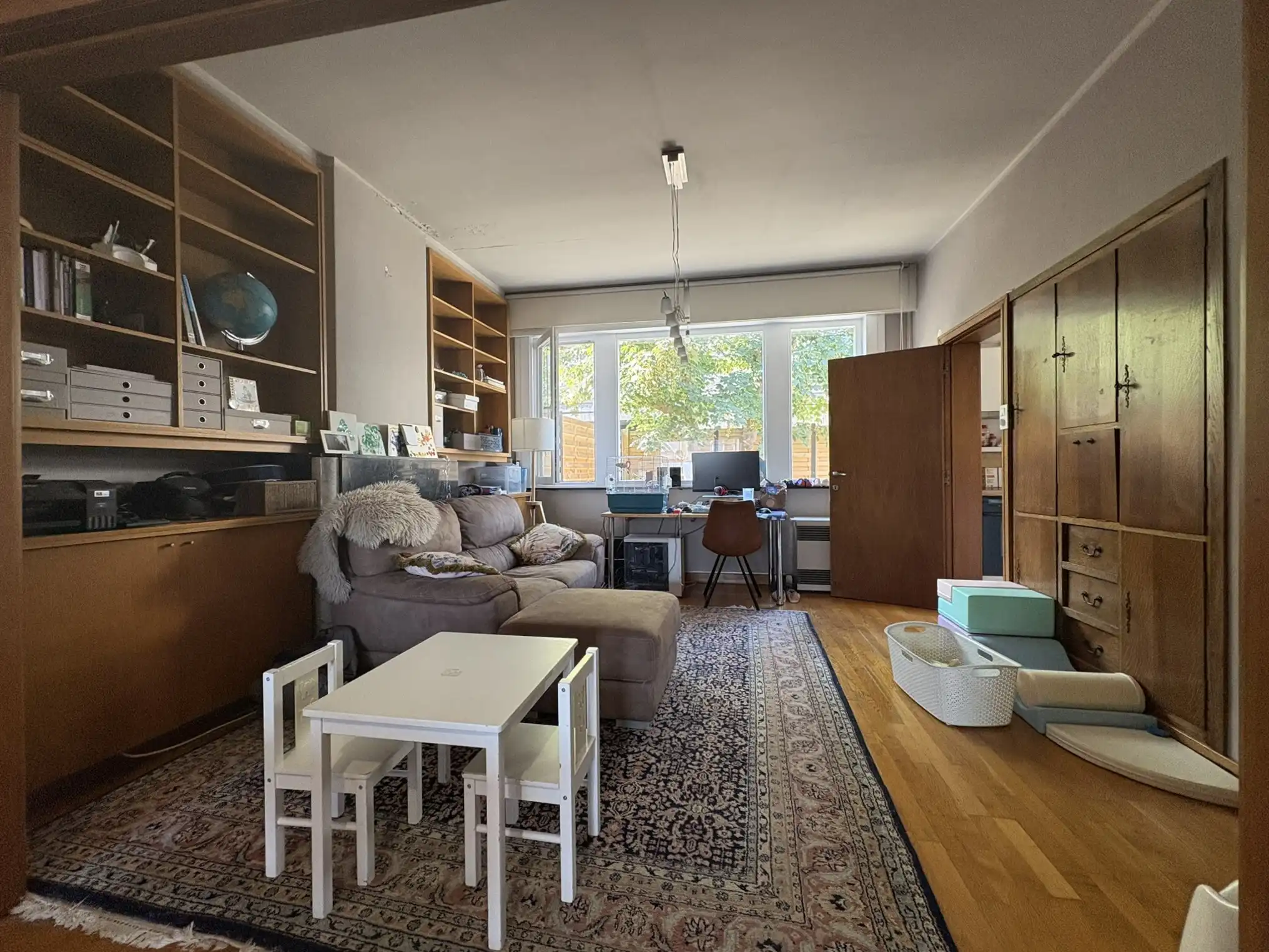 Centraal gelegen ruime woning met garage foto 2