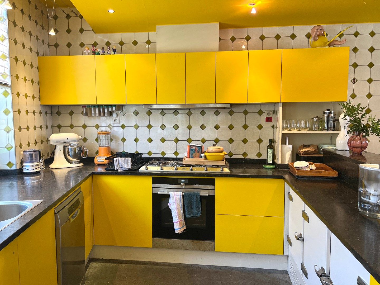 Kleurrijk, karaktervol en compleet uniek huis te koop pal in het centrum te Heule! foto 4
