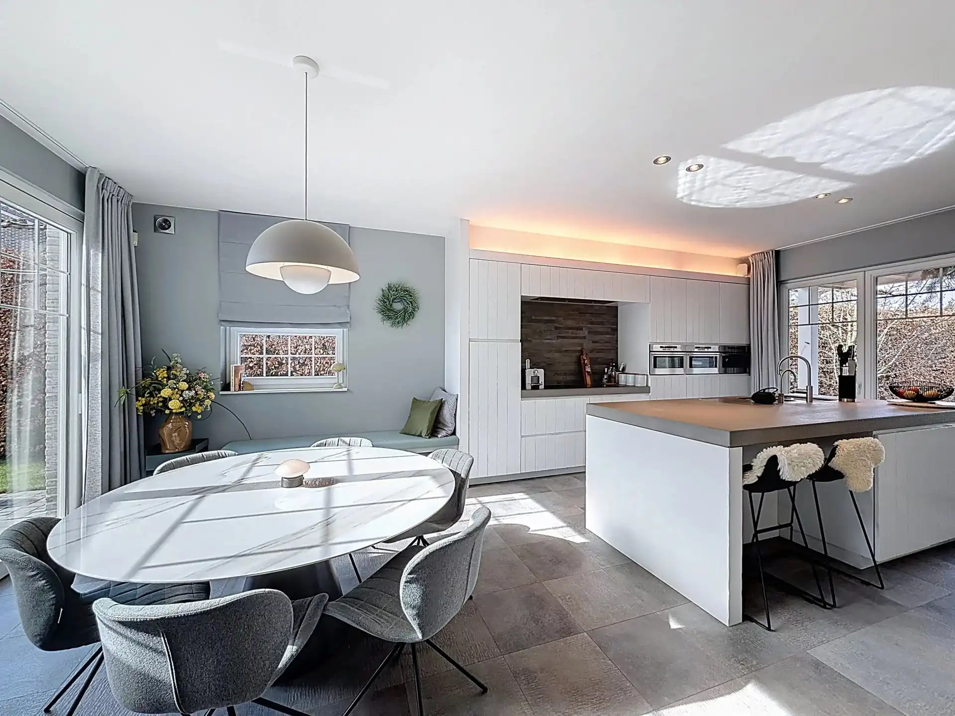 Prachtige luxueus ingerichte woning met 4 slaapkamers en 2 badkamers op een mooi perceel met bijgebouw. foto 13