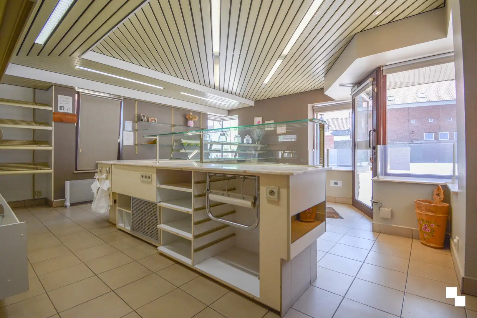 Handelswoning met winkel en atelier op commerciële ligging te Hooglede foto 3