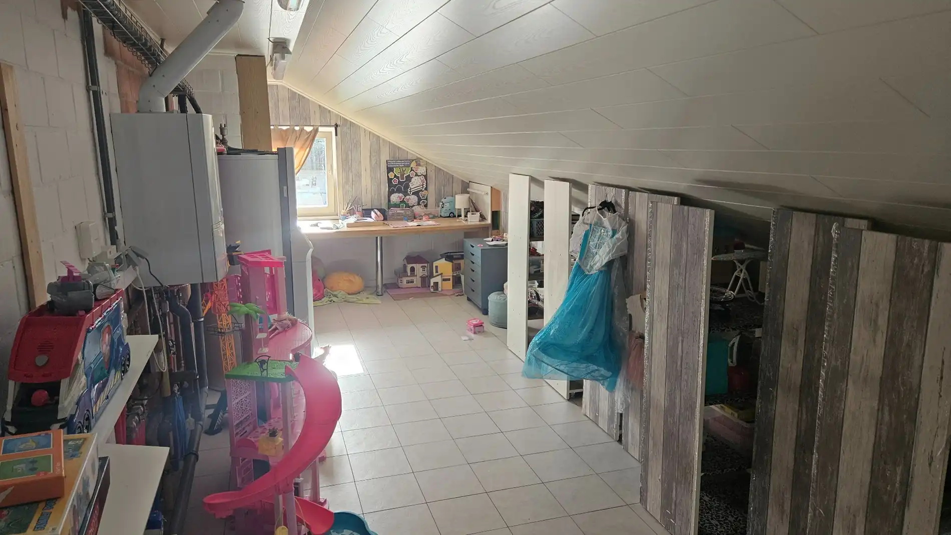 Uiterst ruime woning met 3 slk, 2 garages en tuin foto 22