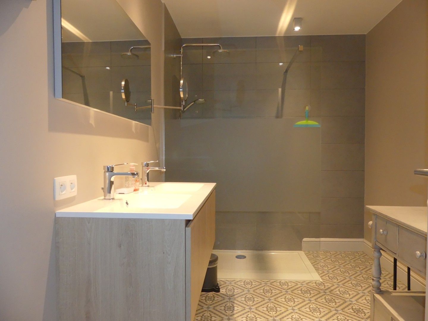 Ruim instapklaar en gezellig gelijkvloersappartement met terras en garage foto 9