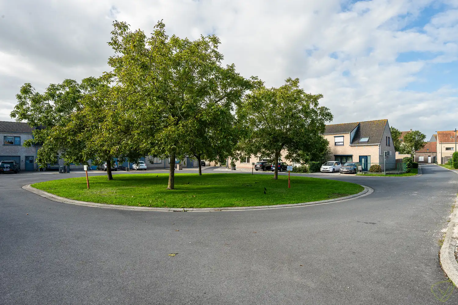 Moderne gezinswoning te koop in Eeklo met 3 slaapkamers, garage en zolder, perfect voor comfortabel wonen! foto 2
