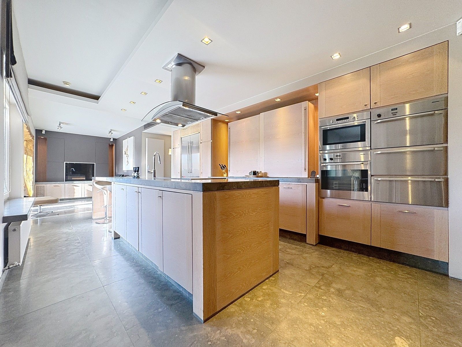 Instapklare, LANDELIJKE WONING (5 slpkms, dubbele garage, ...) met BIJGEBOUWEN (stallingen en bergplaats) te Ingelmunster. Grondopp.: 2.814m2 foto 4