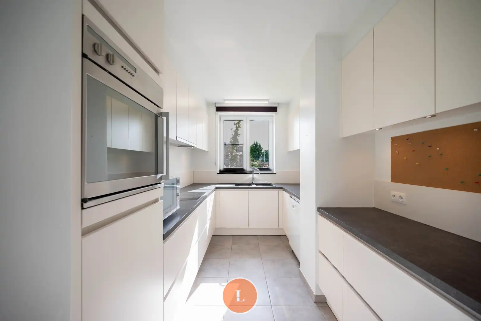 recente halfopen woning in een rustige wijk foto 6