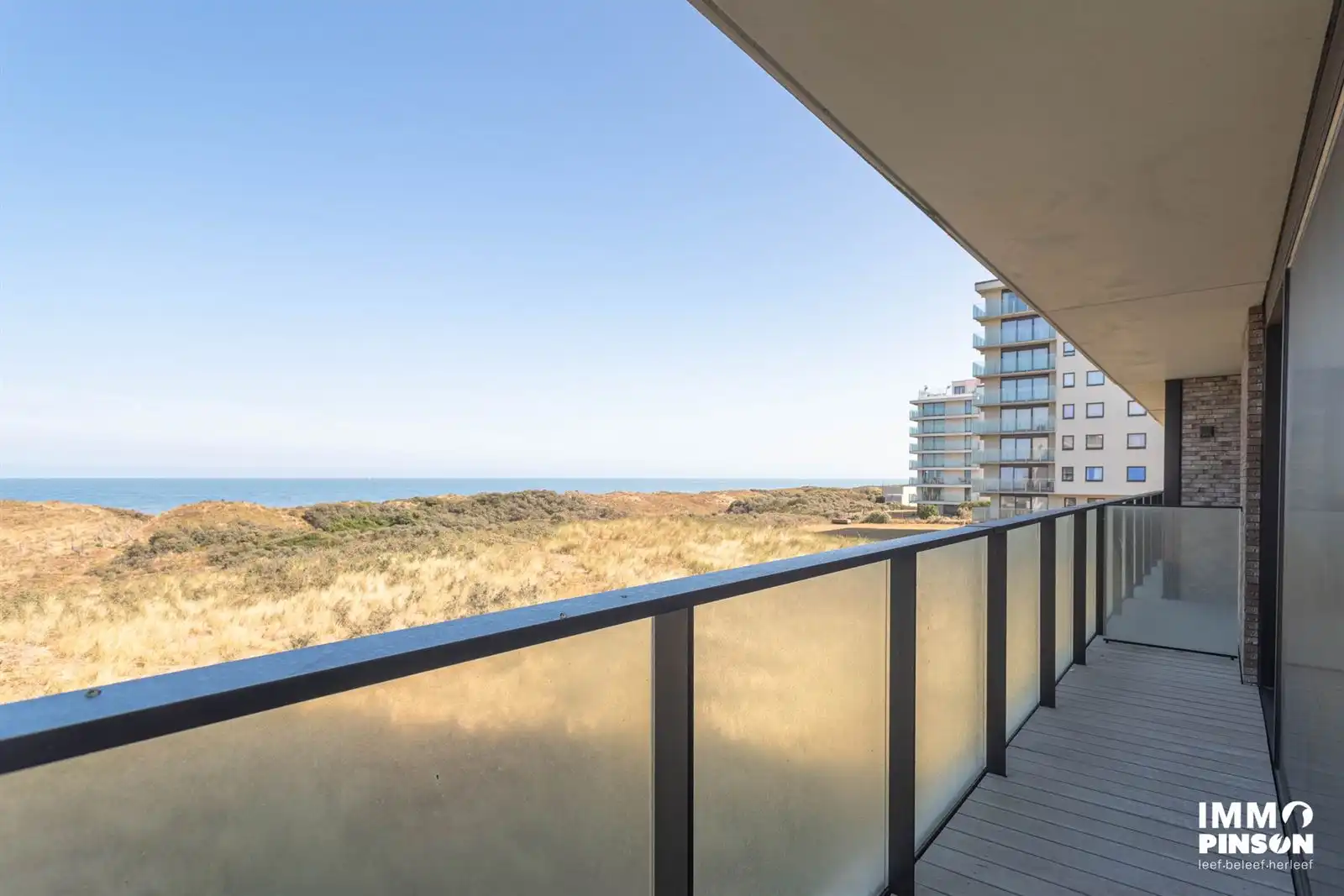 Lichtrijke assistentieflat met wijds zicht op zee, strand en duinen foto 4