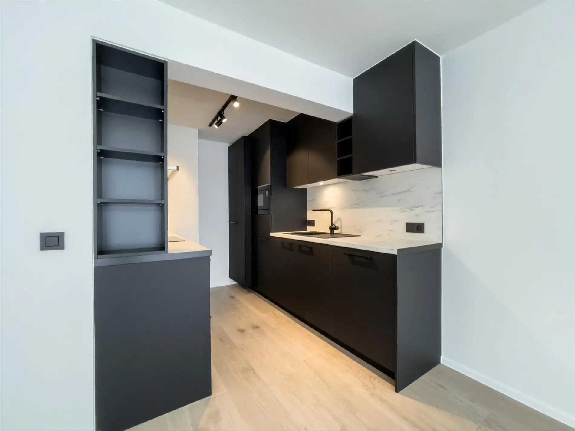 Zonnig, volledig gerenoveerd en ongemeubeld appartement gelegen in de buurt van het Rubensplein met zijdelings zeezicht. foto 4