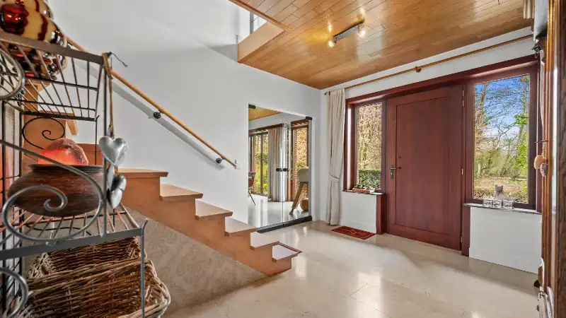 Ruime villa van 302m² op 36 are met zwembad en volledige onderkeldering foto 13