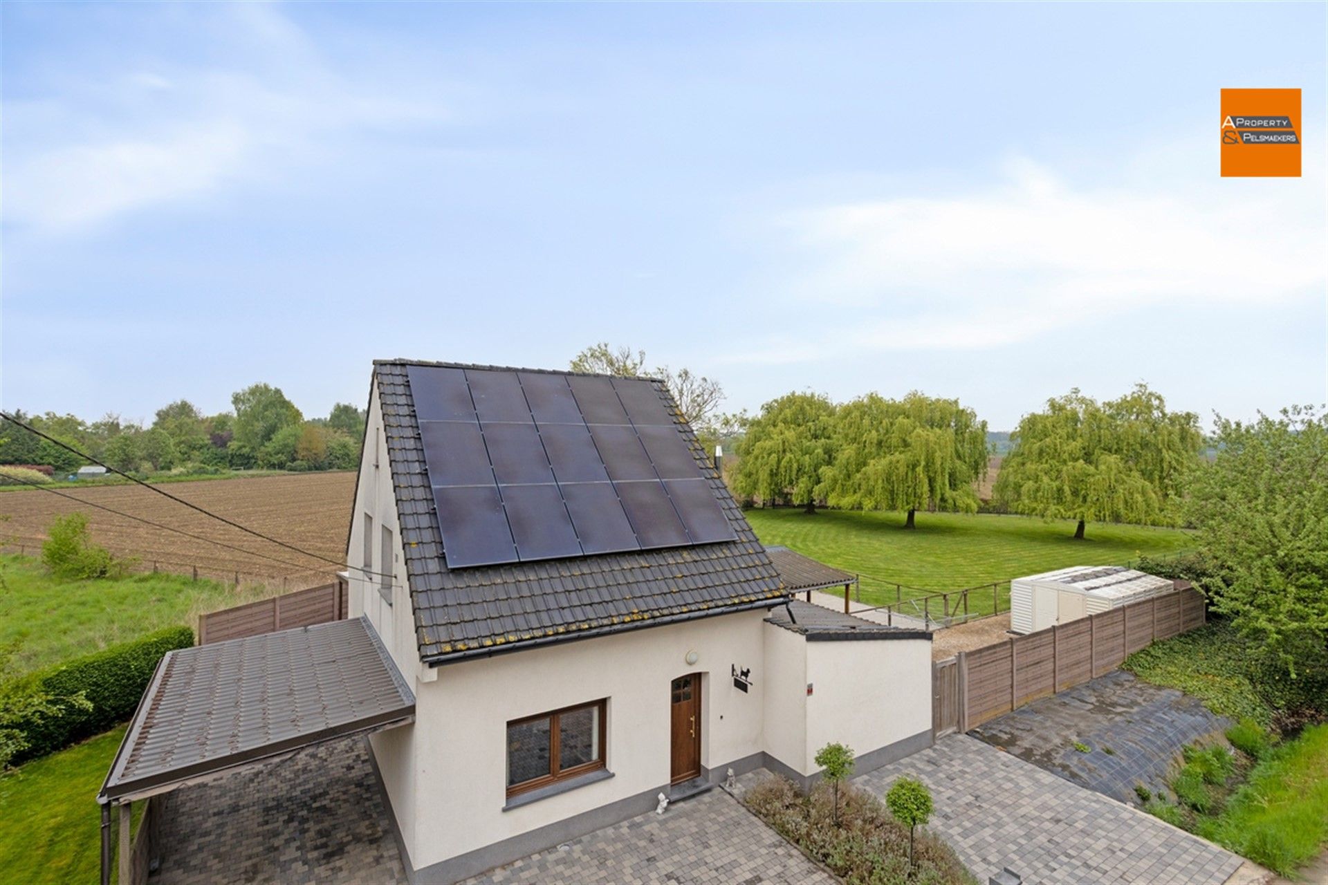 Gerenoveerde woning met ruime tuin foto 3