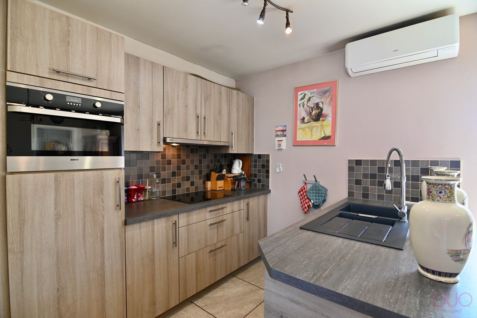 Ruime woning met 3 slaapkamers met uitbreidingsmogelijkheden. Achterliggend 3 garages en loods in Sint-Truiden foto 6