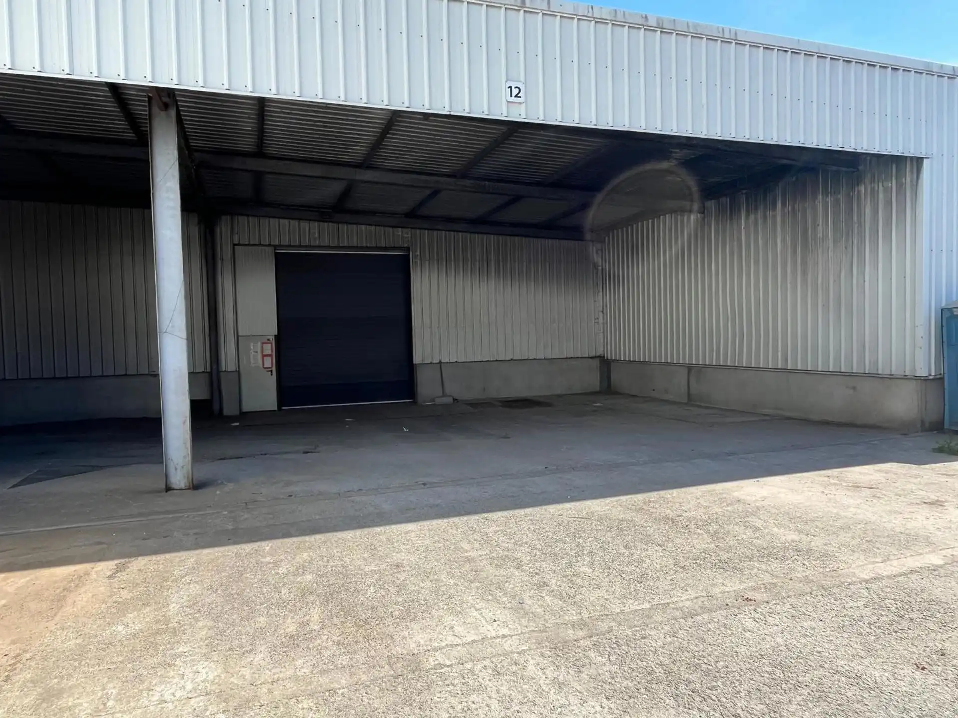 Magazijn Unit 12  van 1.207 m²  centraal  tussen A12 en E19 (geen poort) foto 2