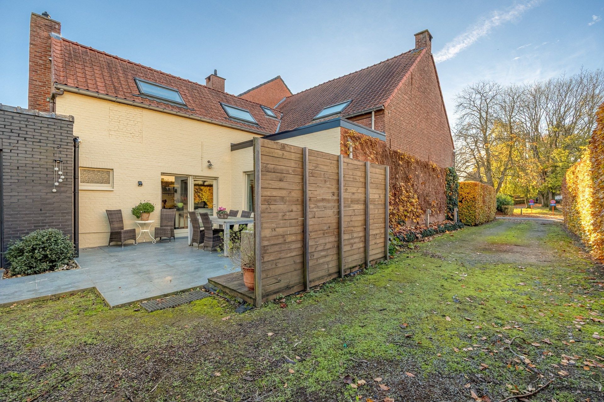 Charmante halfopen woning met 3 slaapkamers foto 2