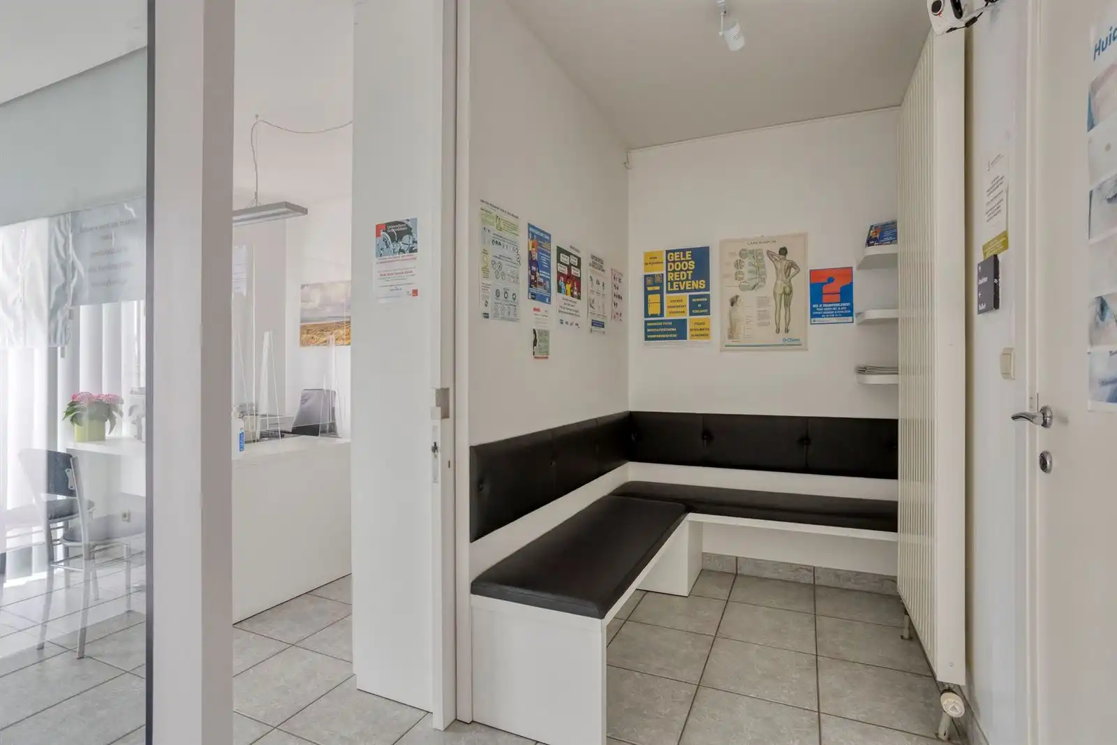 Commerciele ruimte met parking ,woning 5 slaapkamers en tuin  foto 8