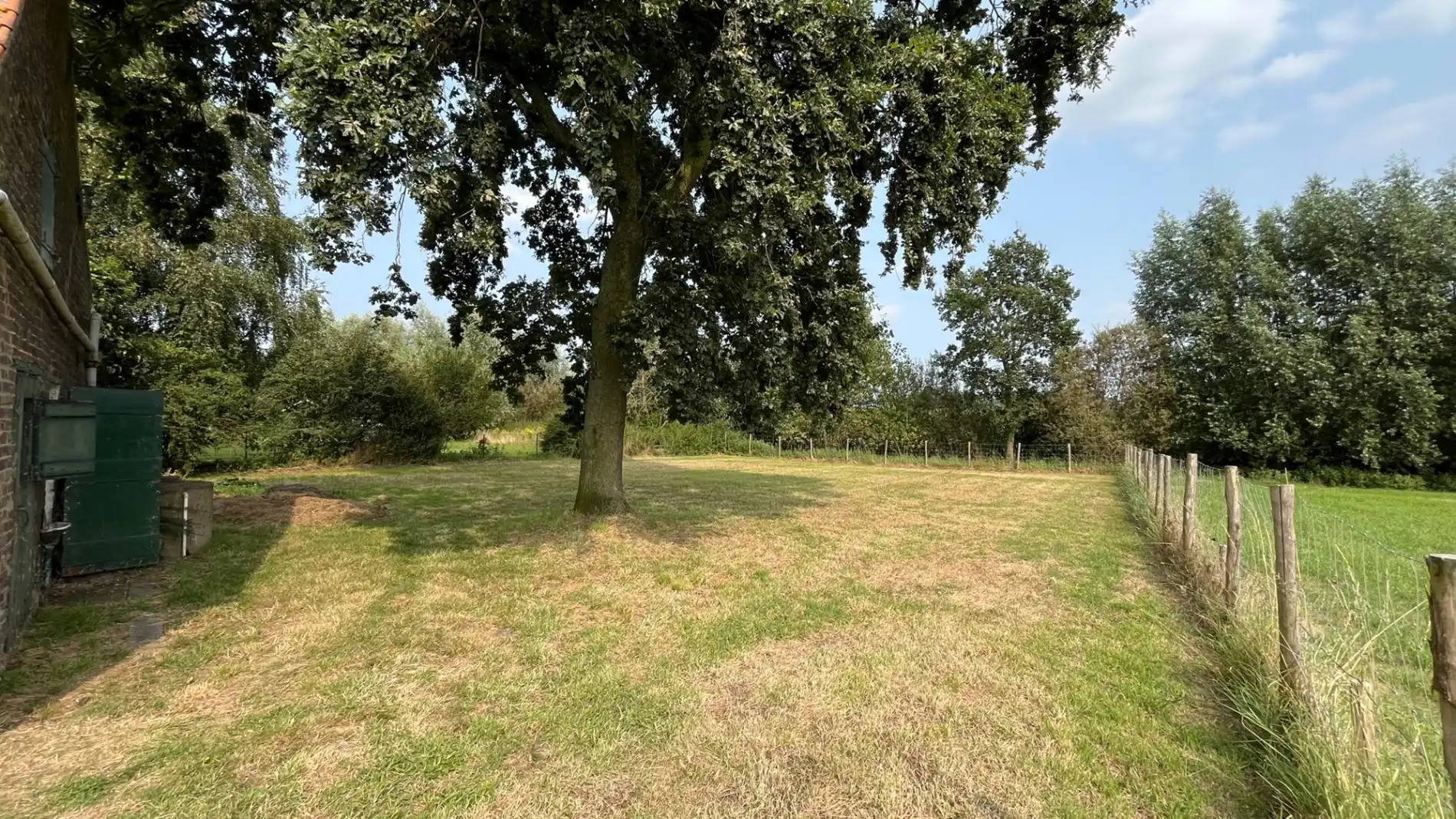 Ruime woning met een grote tuin foto 19