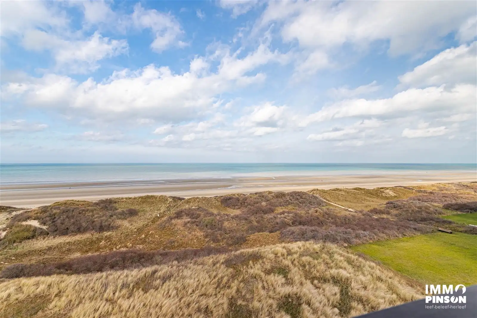 Lichtrijke assistentieflat met wijds zicht op zee, strand en duinen foto 12