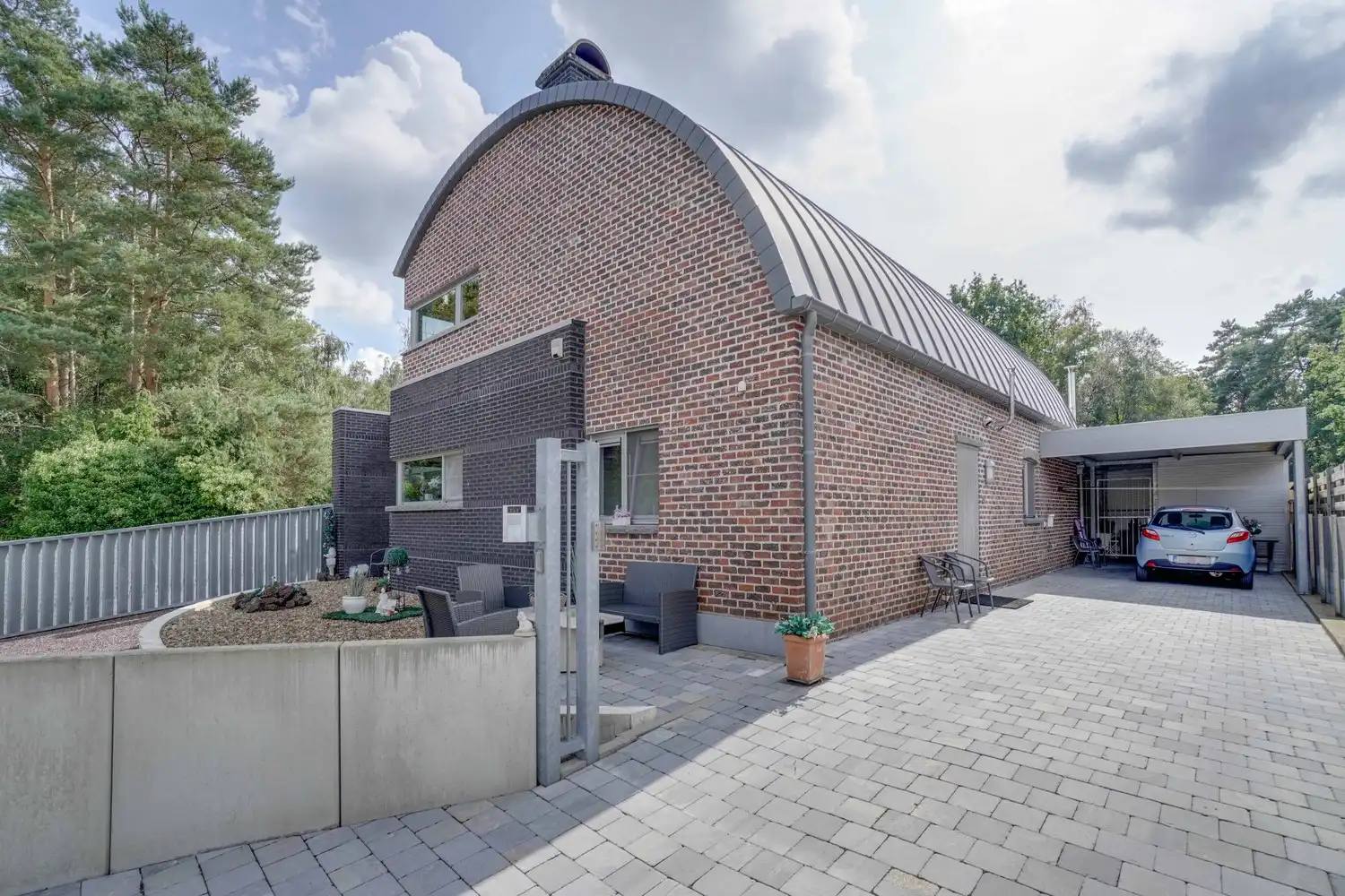 Gelijkvloers appartement met tuin foto {{pictureIndex}}