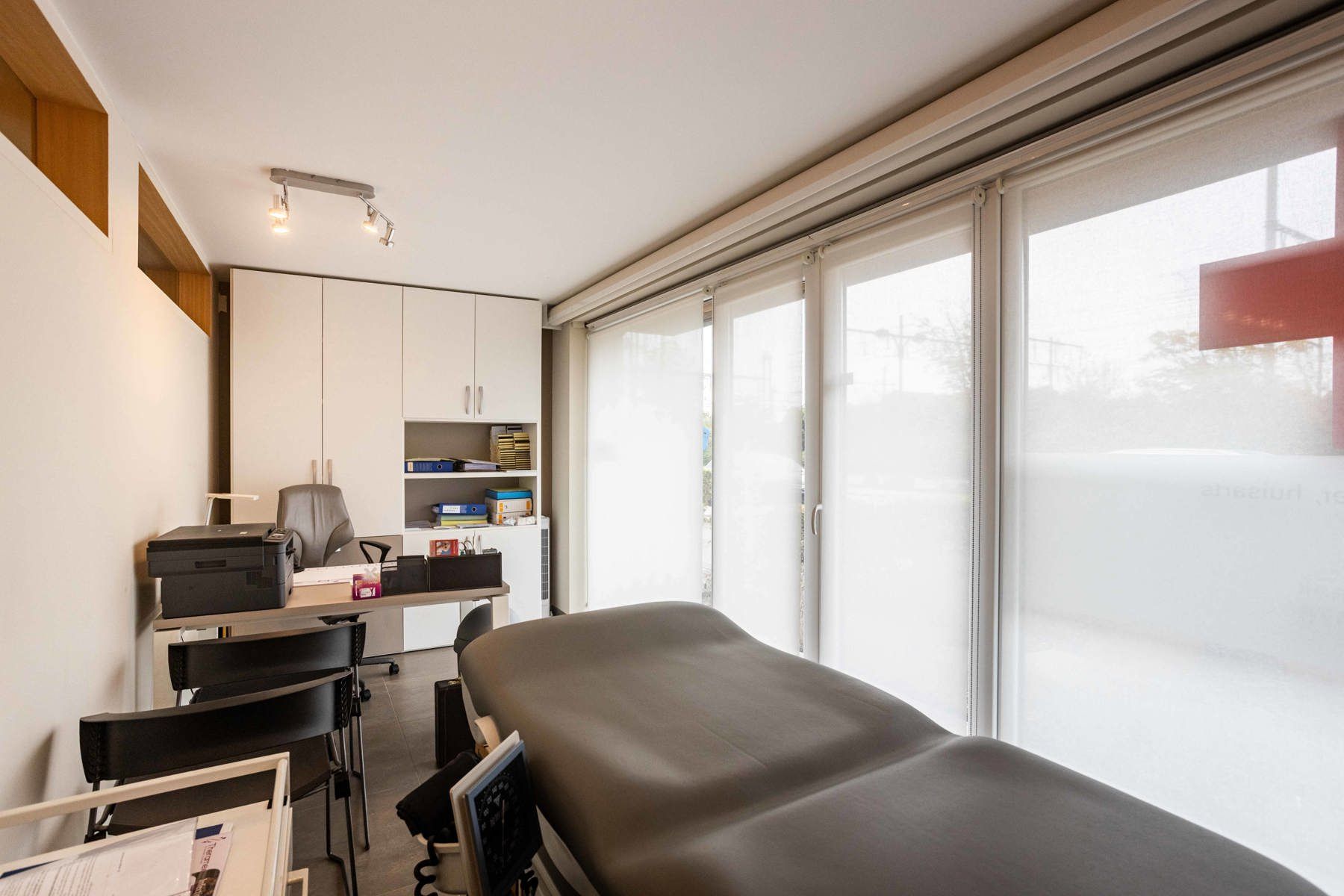 Gelijkvloers kantoor/praktijkruimte bij station Denderleeuw foto 8