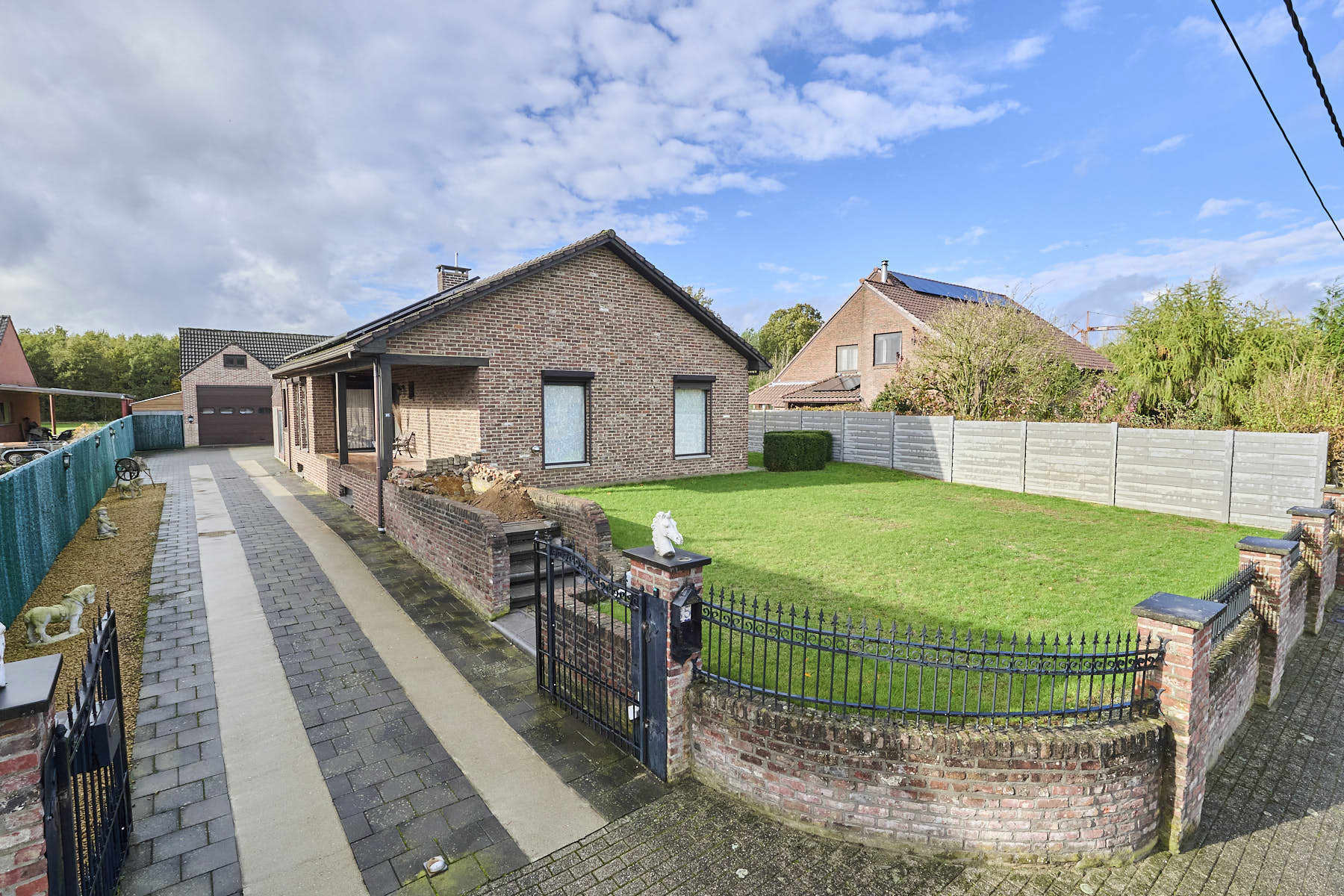 Ruime woning in een rustige gelegen wijk foto {{pictureIndex}}