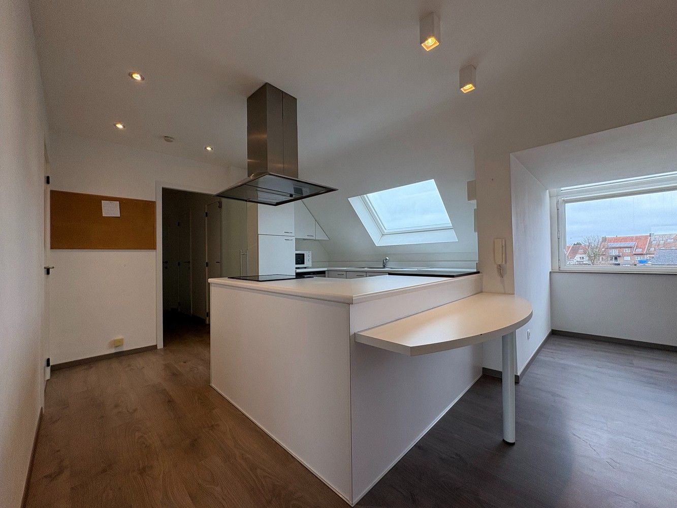 Dakappartement met twee slaapkamers en een terras foto {{pictureIndex}}