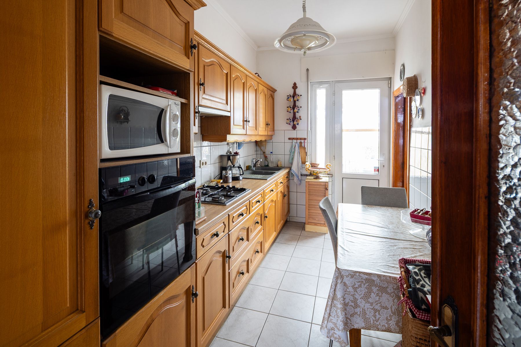 Gezinswoning met tuin, terras en garage foto 3