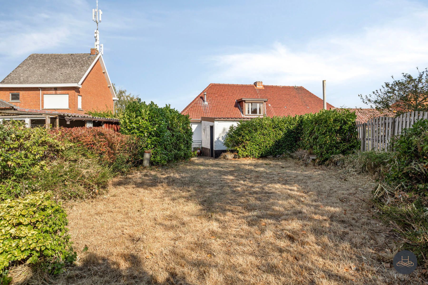 Karaktervolle en ruime halfopen woning met leuke tuin foto 27