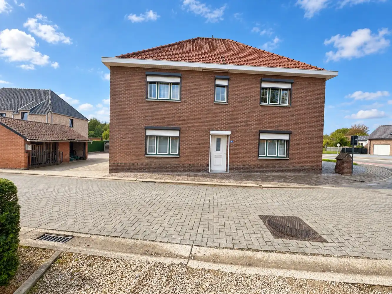 Verrassend ruime woning met vier slaapkamers, extra kamers, garage en eindeloos veel mogelijkheden foto 17