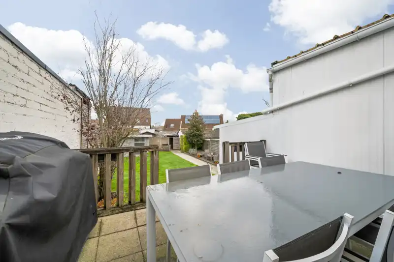 Lauwe-Centrum. Uitstekende gelegen handelseigendom : wonen en werken met 4 slaapkamers met tuin en aparte ingang garagegebouw en parking. POLYVALENTE EIGENDOM MET POTENTIEEL ! foto 8