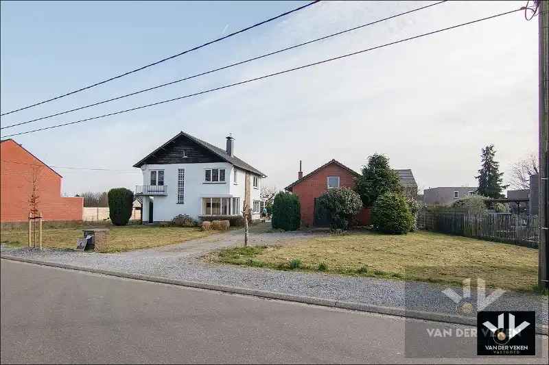 Bouwgrond +- 10 aren (huidige woning wordt afgebroken door de huidige eigenaars) voor open bebouwing op een rustige, maar zeer goed bereikbare locatie in het charmante Diepenbeek foto 6