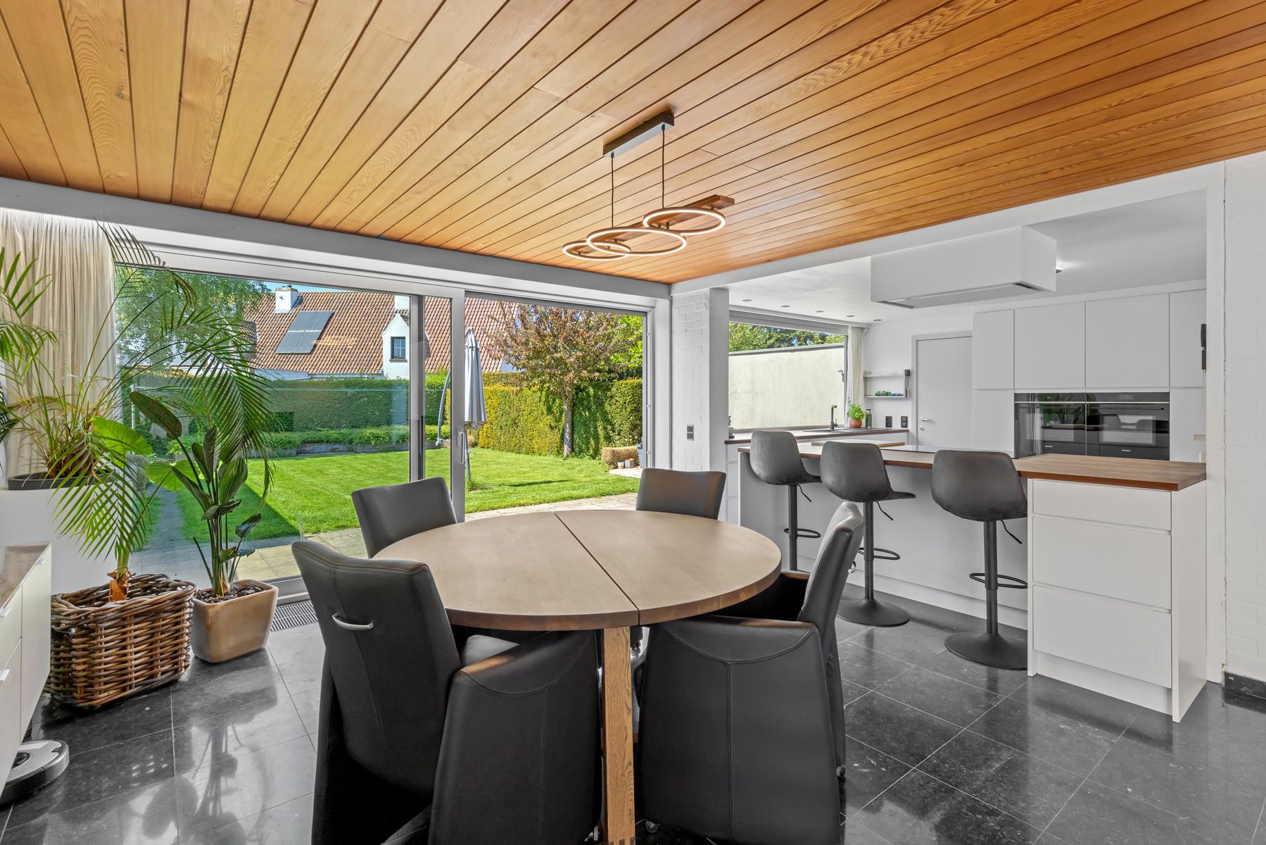Ruime woning met nieuwe keuken, tuin & dubbele garage foto 2