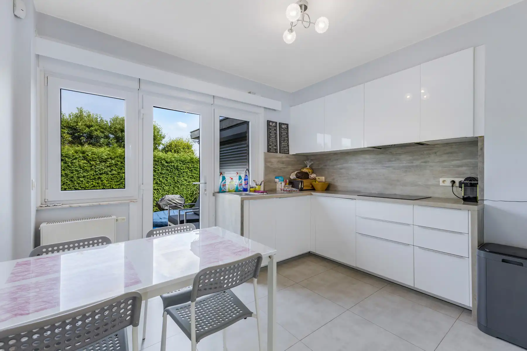 Goed gelegen woning met drie slaapkamers en garage foto 7