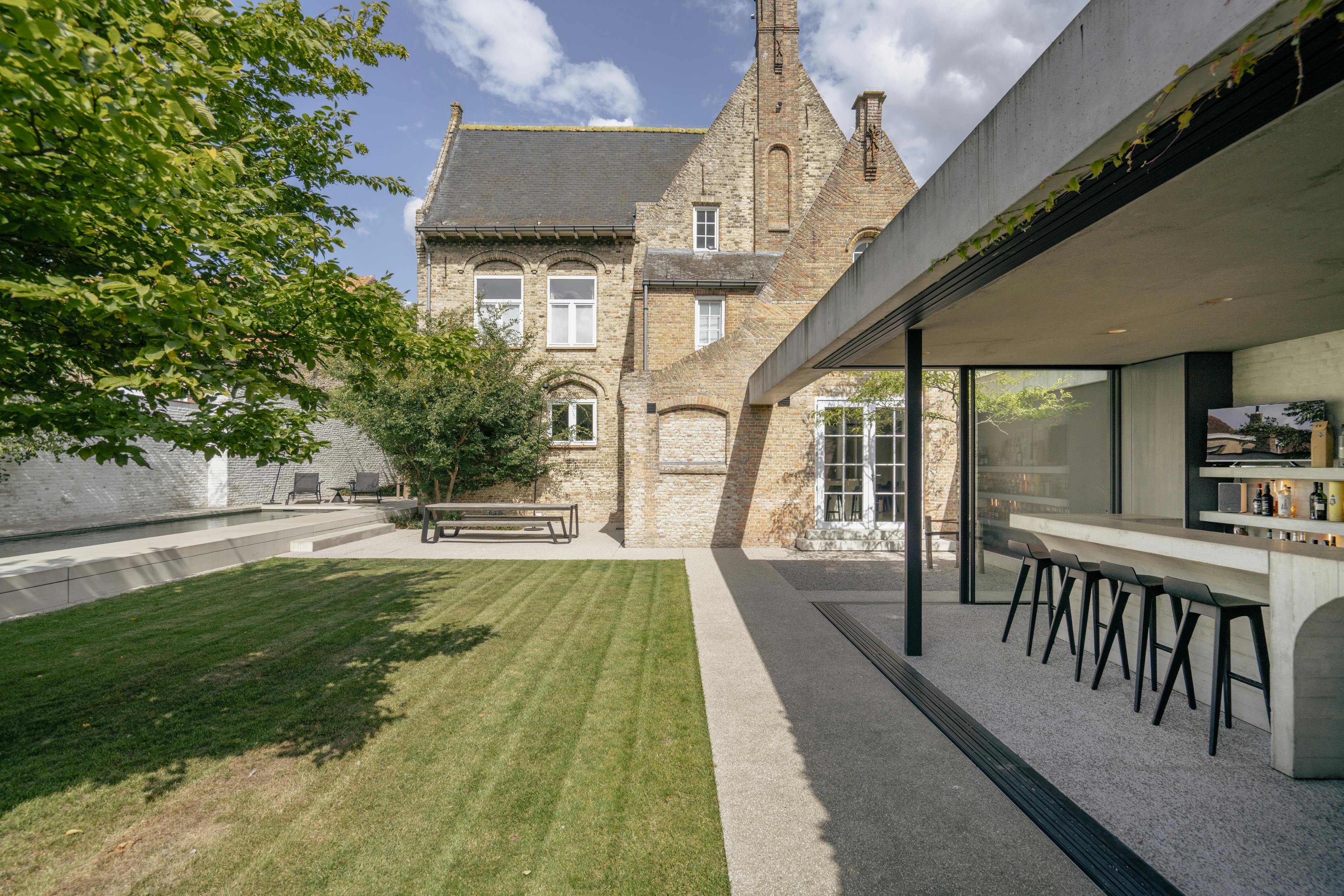 Luxueuze herenwoning met 5 slaapkamers en zwembad. foto {{pictureIndex}}