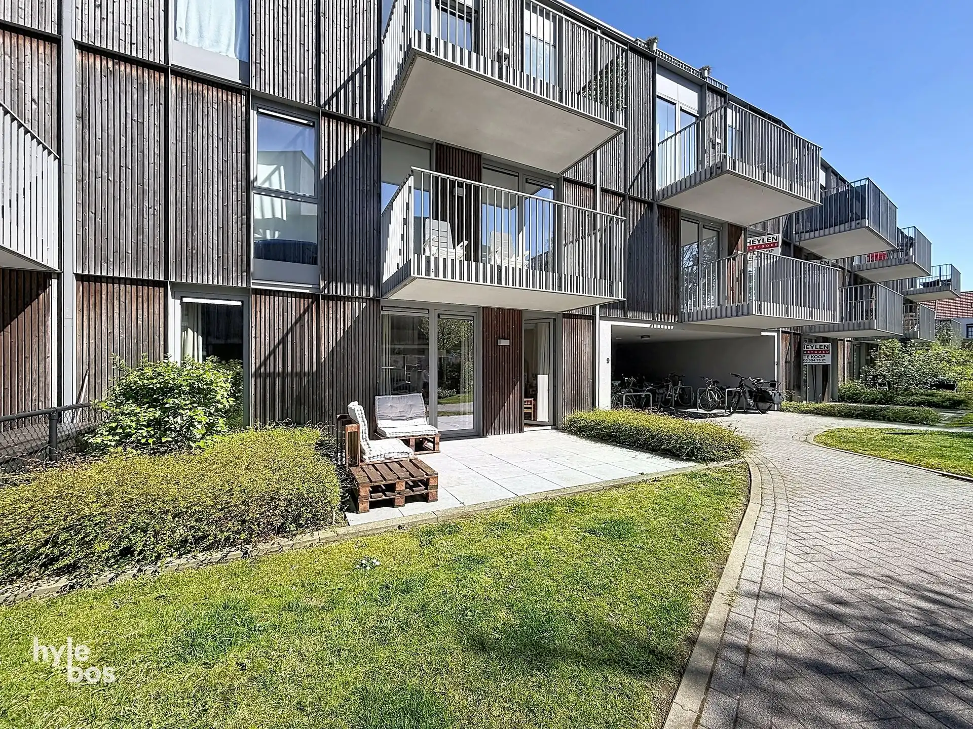 Modern gelijkvloers appartement met terras en parking foto 3