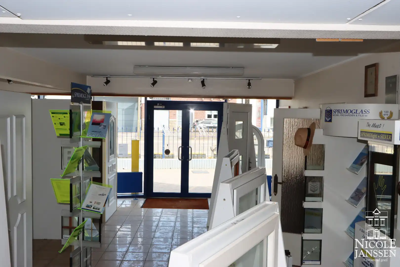 Handelspand met bovenliggend appartement gelegen op een gunstige locatie foto 4