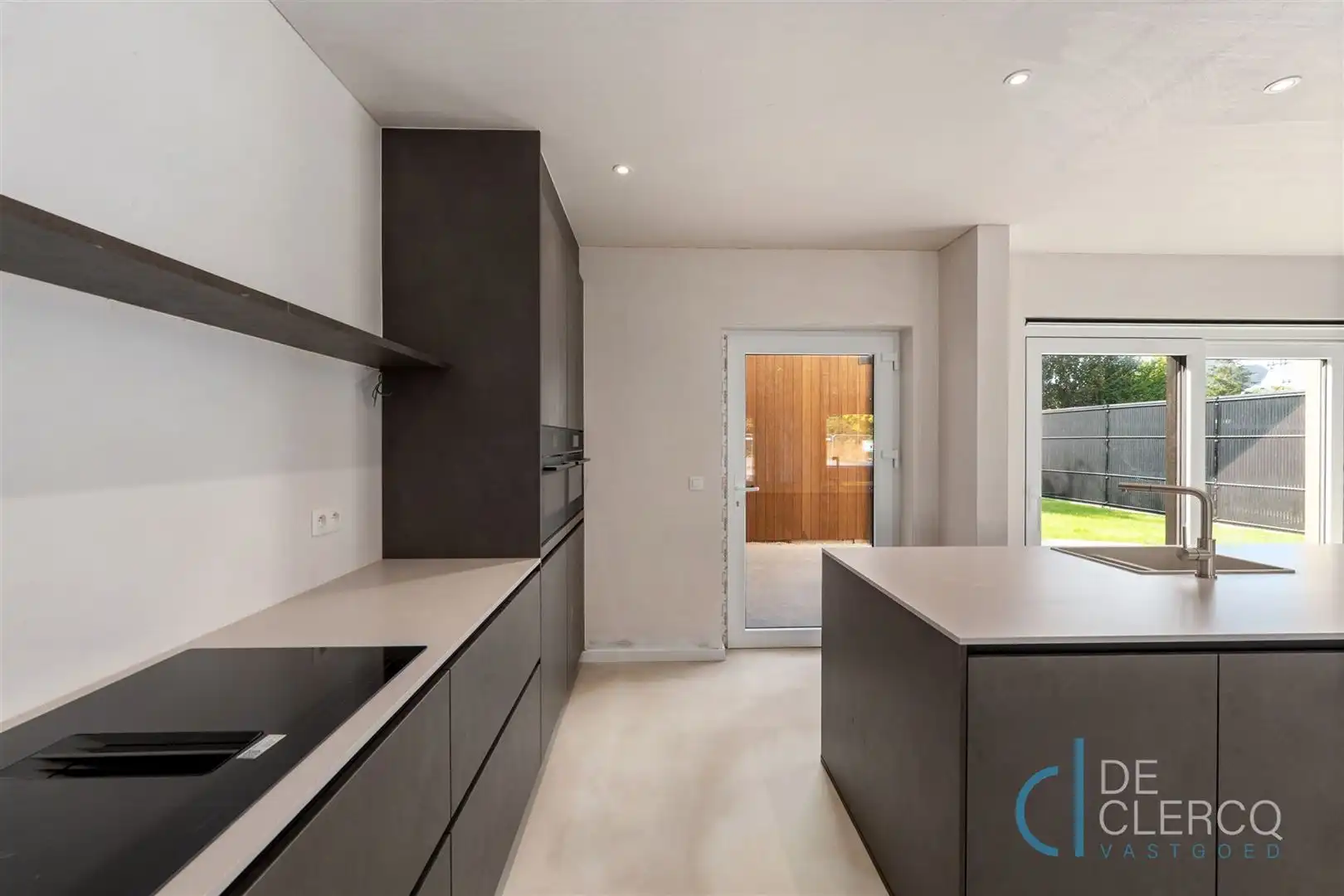Gerenoveerde woning met oprit te koop in centrum Lochristi!  foto 6