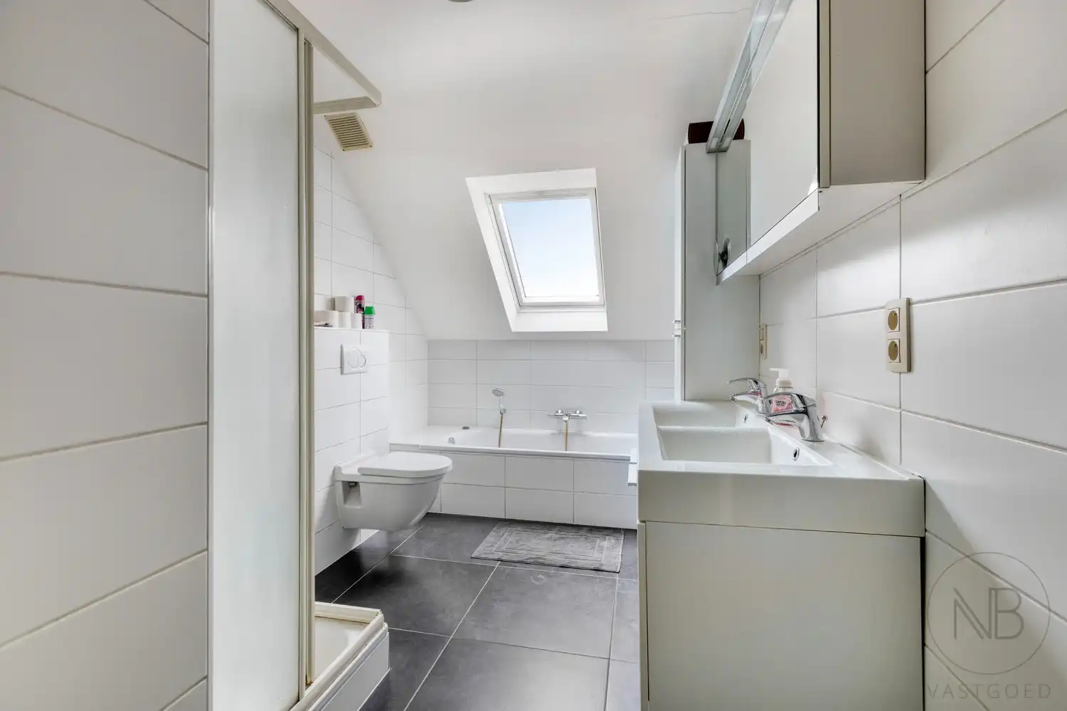Ruim duplex appartement met 3 slaapkamers en groot terras in hartje Zutendaal foto 15