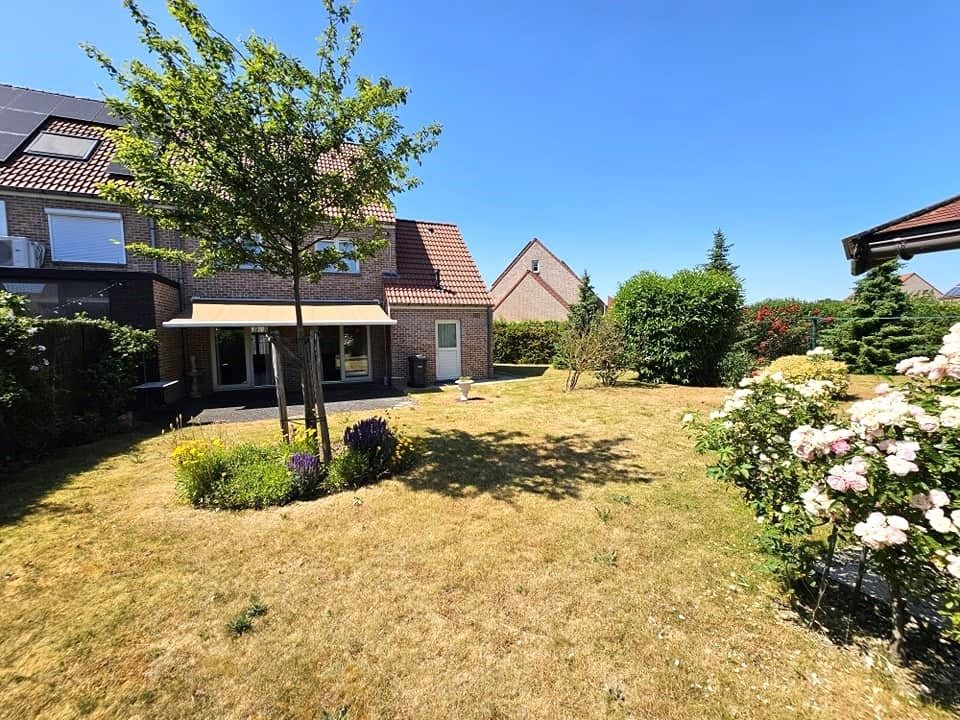 Recente driegevel in uiterst aangename woonwijk. foto 26