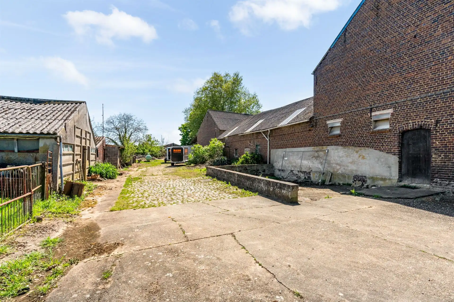 Te renoveren vierkantshoeve met weilanden foto 4