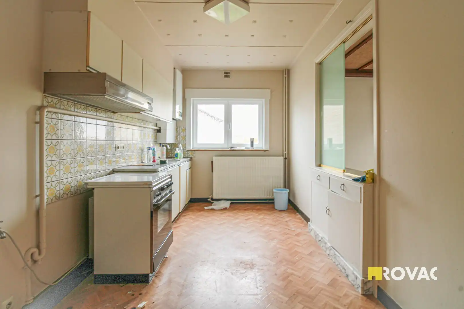 Deels te renoveren lichtrijk appartement met garage! foto 8